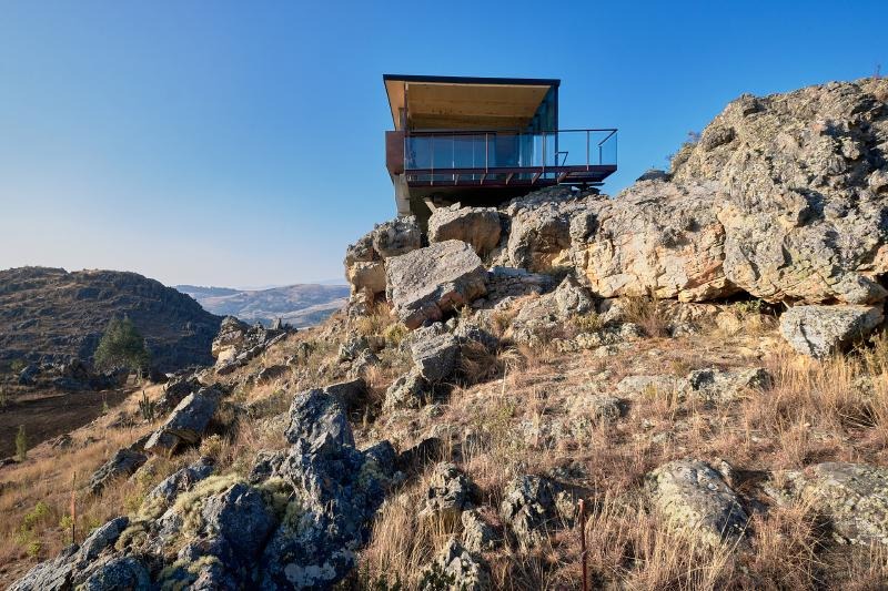 The Earth Returns Home: rtresarquitectos Sculpts Rumi Ñahui from the Peruvian Andes