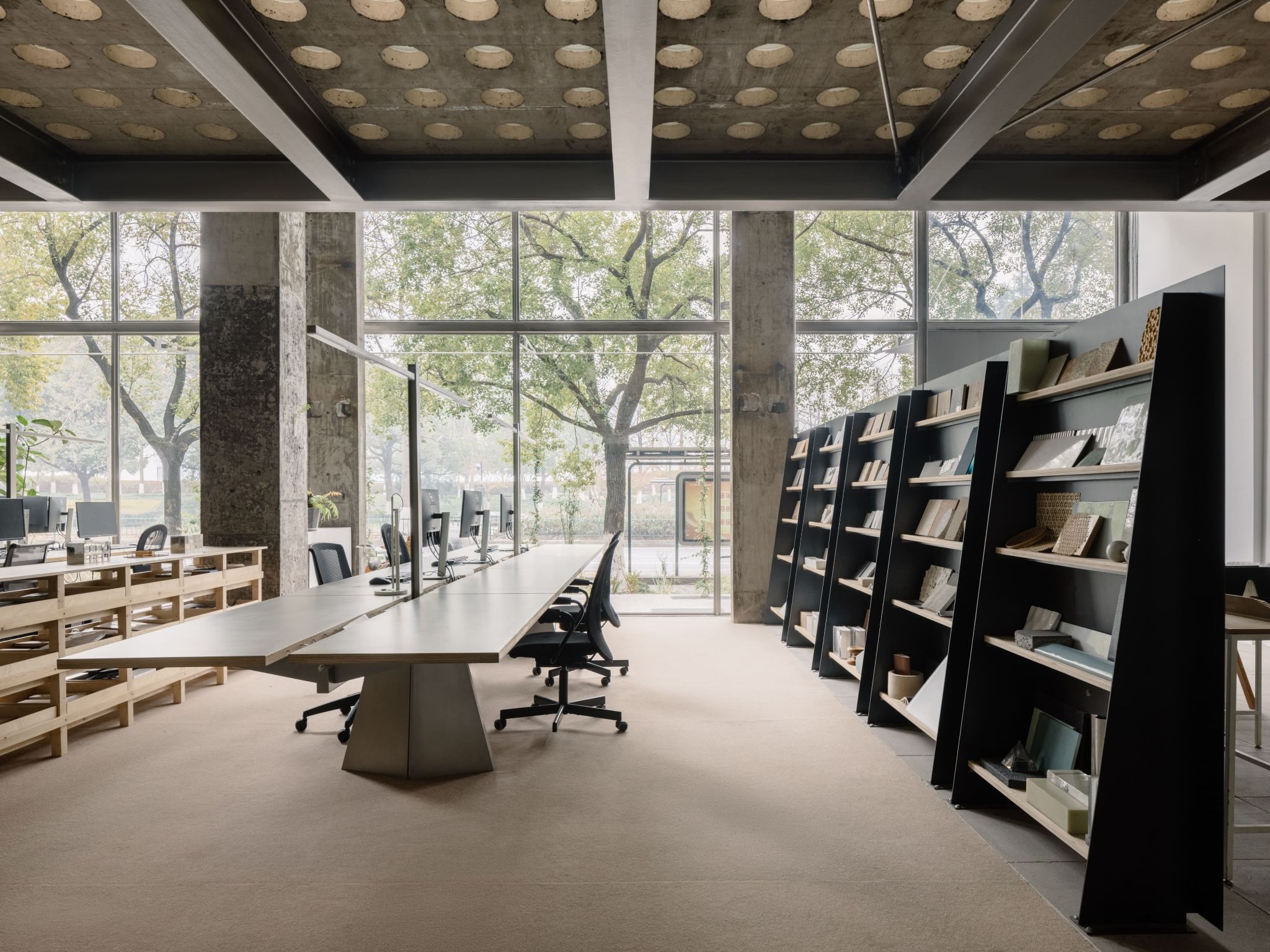 SAY Architects Designs A Column-Free Space Integrating Work, Leisure, and Community
