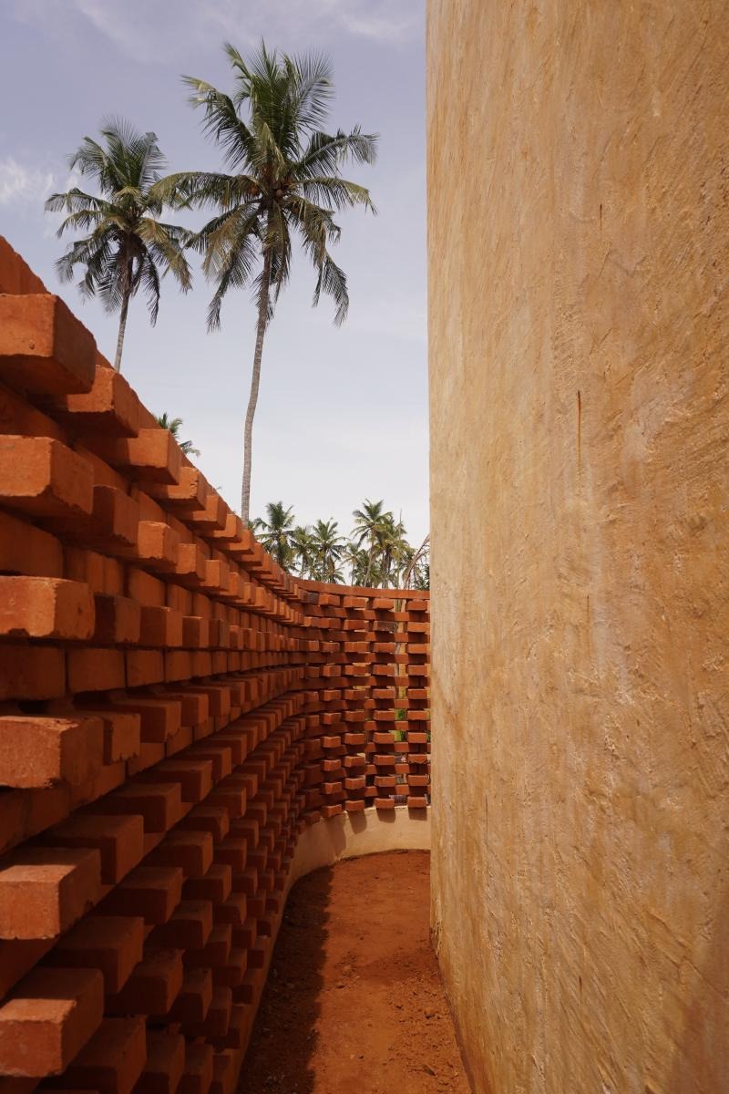 Rhythmic Shadows: Aznar Tailly Orchestrates a Tropical Dialogue in Villa Mondoukou