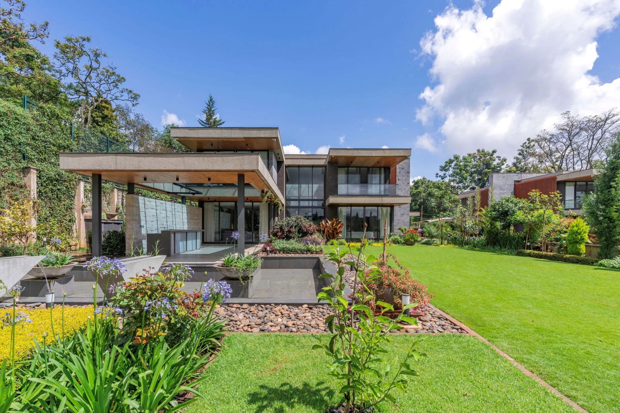 Green Abode Maximizes Privacy and Panoramic Views Through Topography-Driven Design