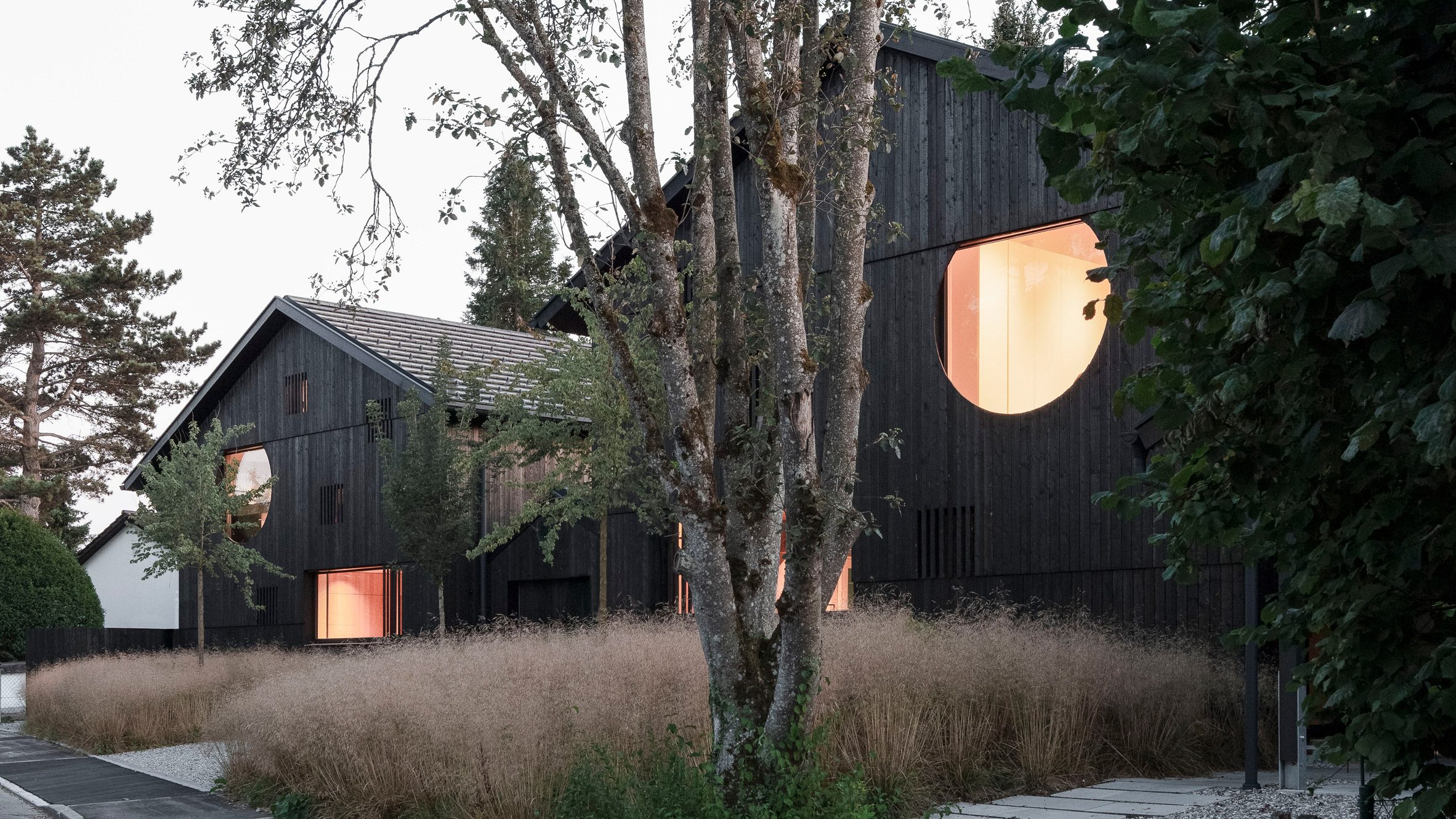 Houses With One Pillar: Buero Wagner Reimagines Residential Balance in Germany
