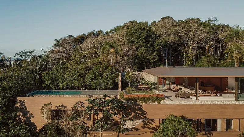 Bravissima House: A Tropical Modernism Framed By Light And Landscape