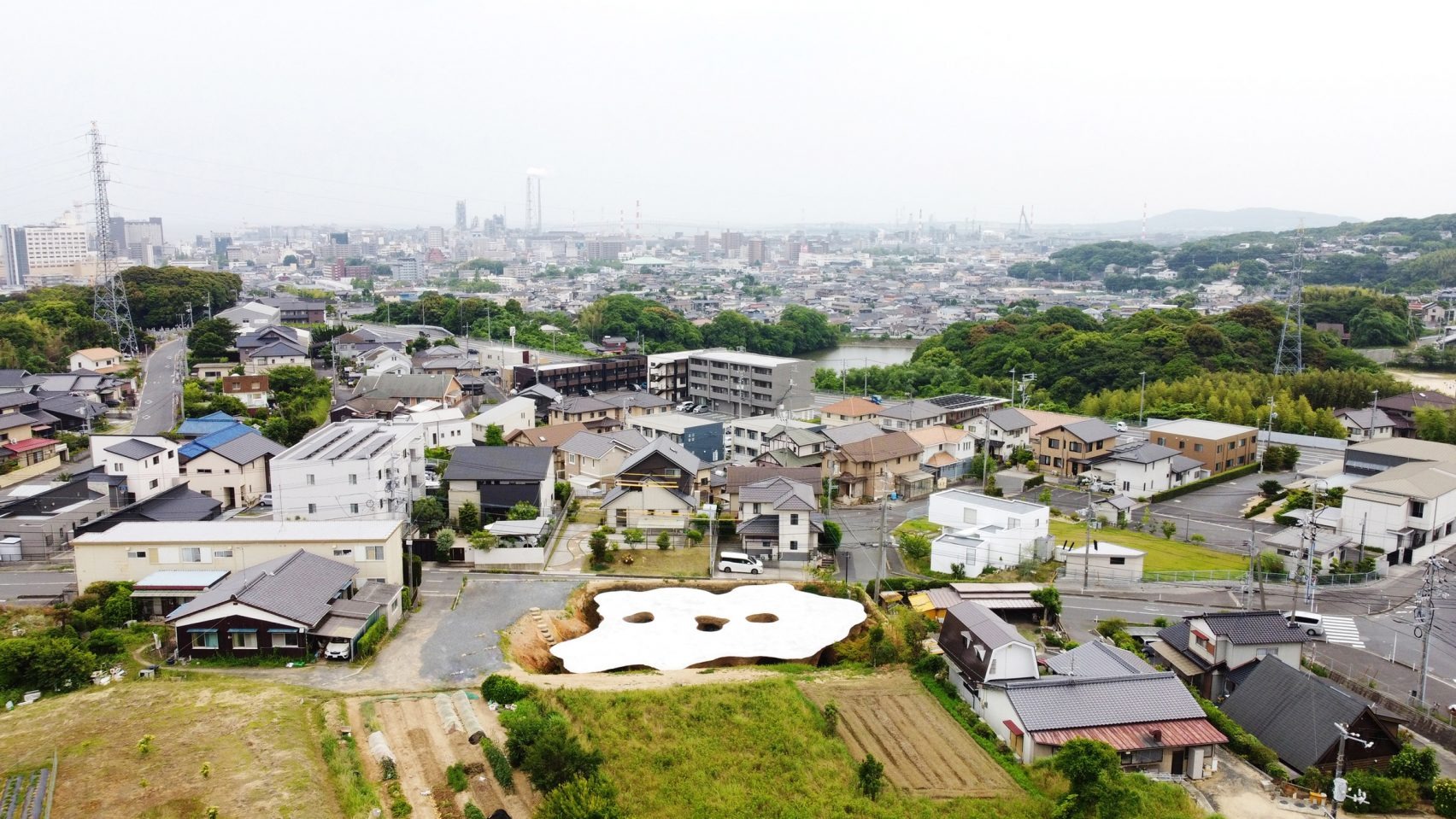 Stone-and-Earth Harmony: Junya Ishigami’s Mud-Covered Home and Restaurant in Japan