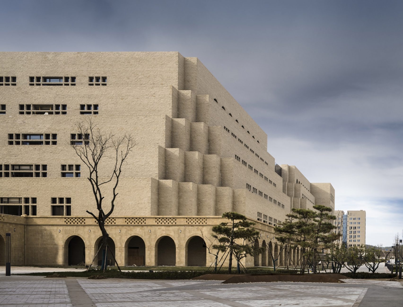 Built Into the Contours of the Plateau, Yan’an’s Campus Becomes a Living Extension of the Earth