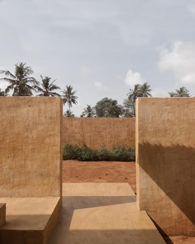 Rhythmic Shadows: Aznar Tailly Orchestrates a Tropical Dialogue in Villa Mondoukou