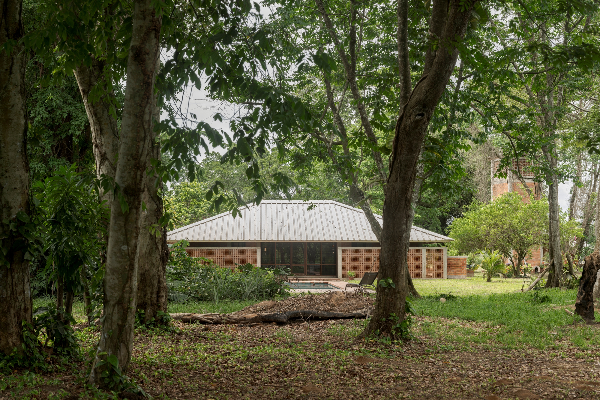How a Peruvian Studio Built a House That Breathes with the Amazon