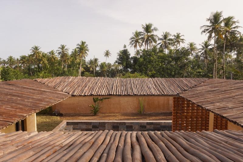 Rhythmic Shadows: Aznar Tailly Orchestrates a Tropical Dialogue in Villa Mondoukou