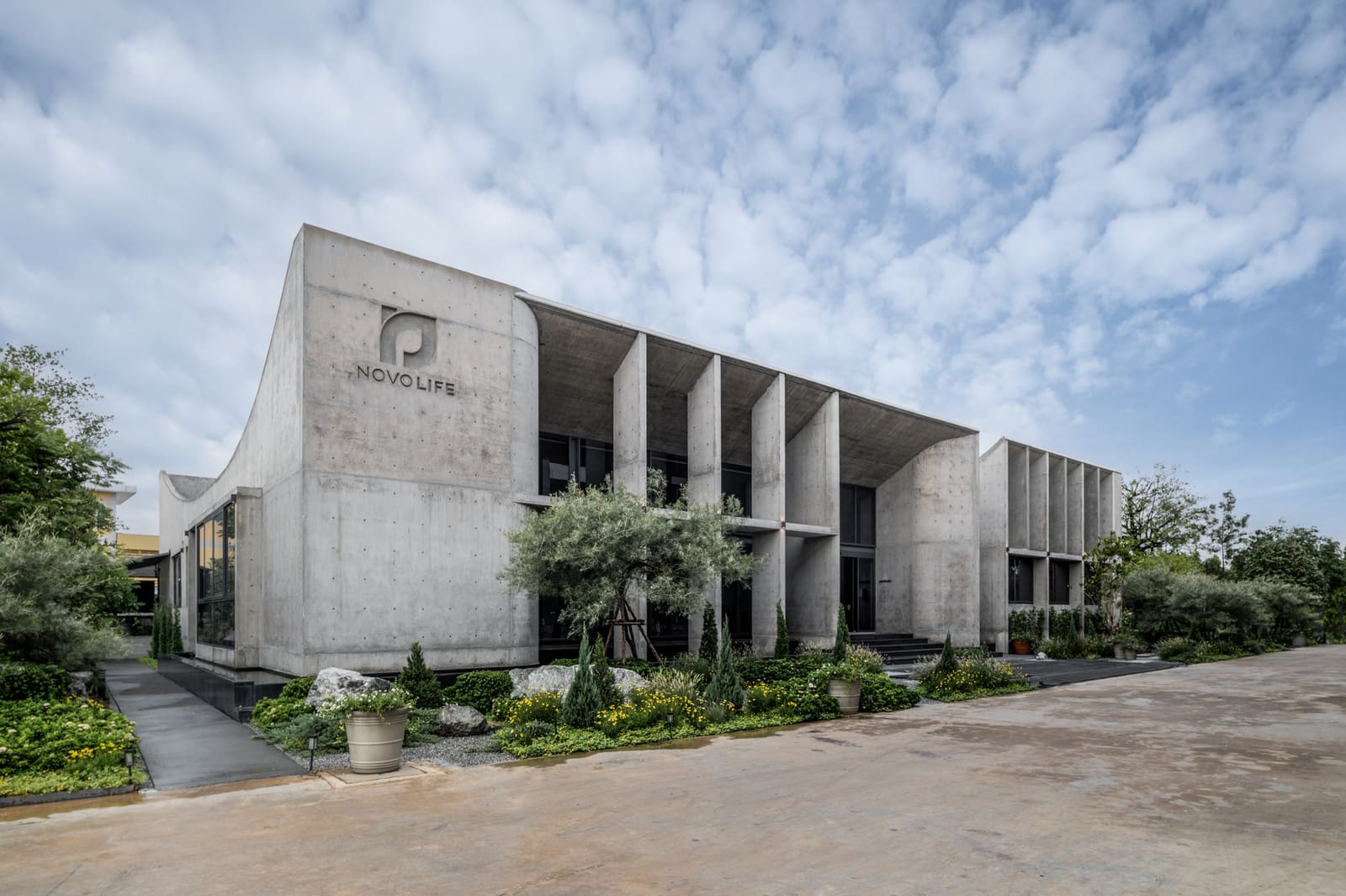 The Office Roof That Collects Rain and Organizes Light