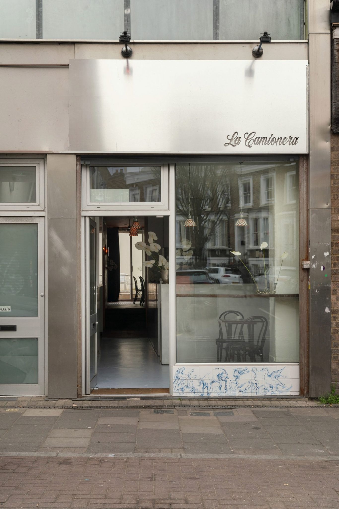 Industrial Intimacy: Wet Studio and Studio Popelo Forge "La Camionera" in London