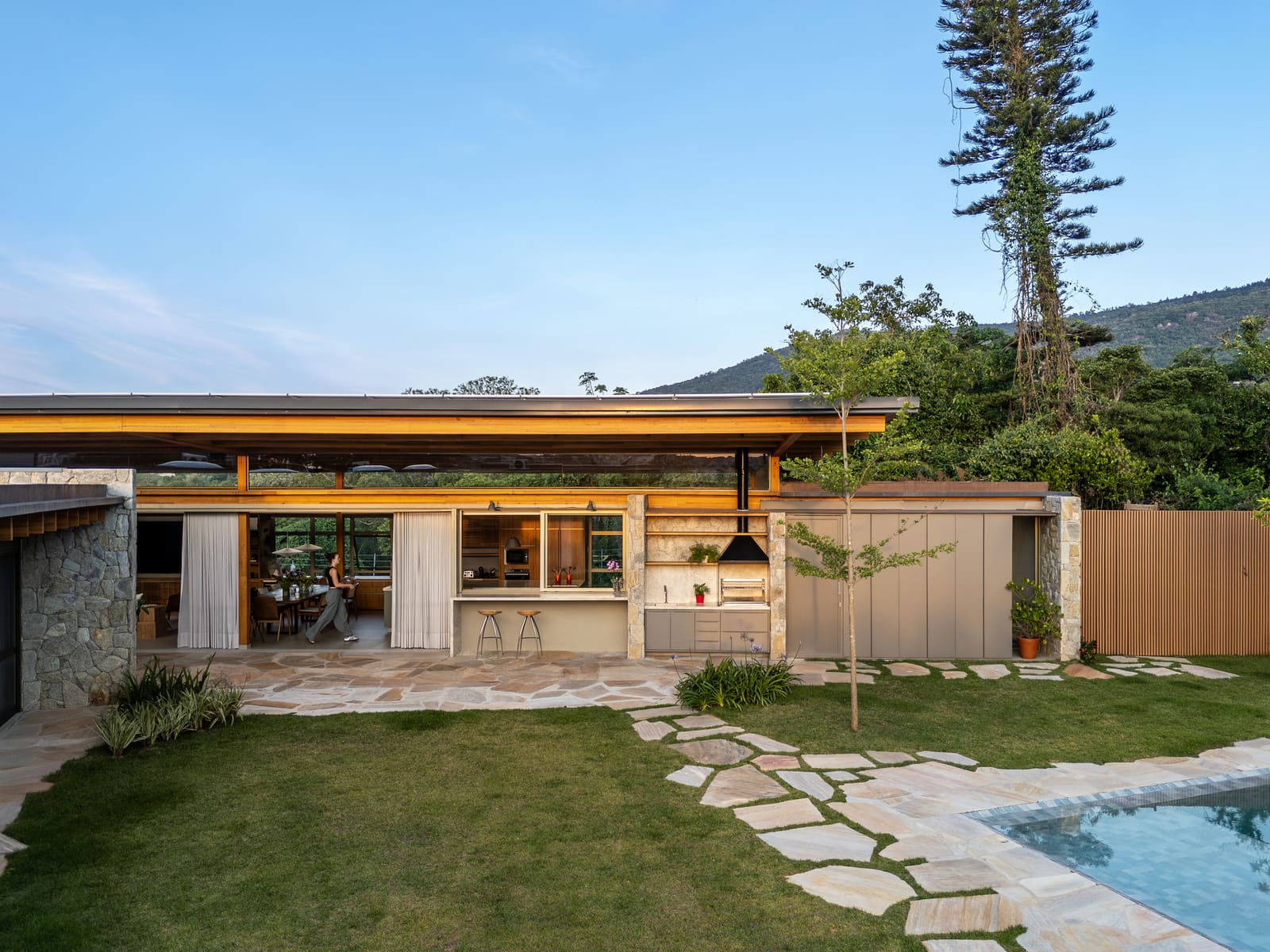 How One Brazilian Home Negotiates Slope, Light, and Year-Round Living