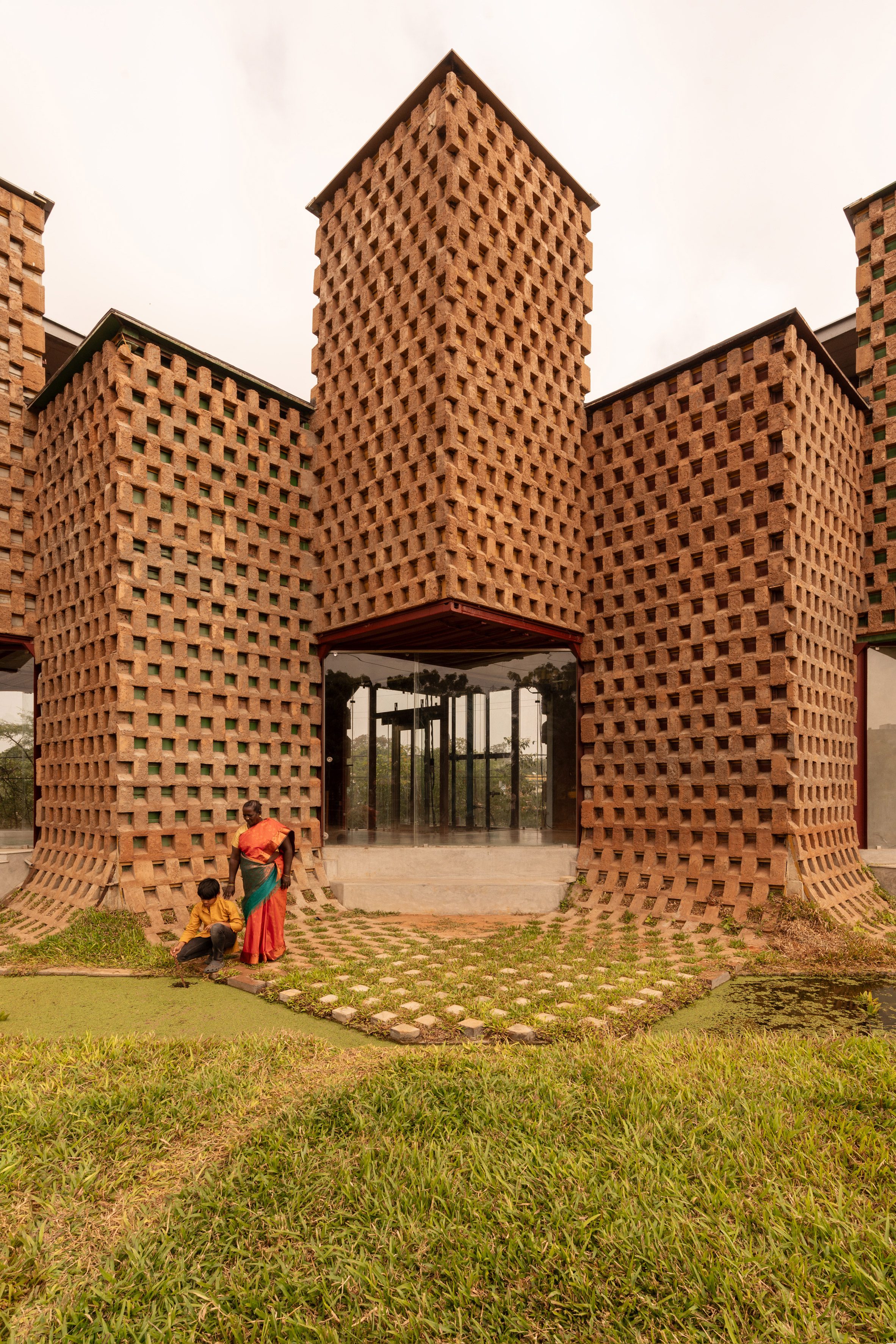 Earth-wrapped Steel: Inside Wallmakers’ Climate-responsive Petti Restaurant