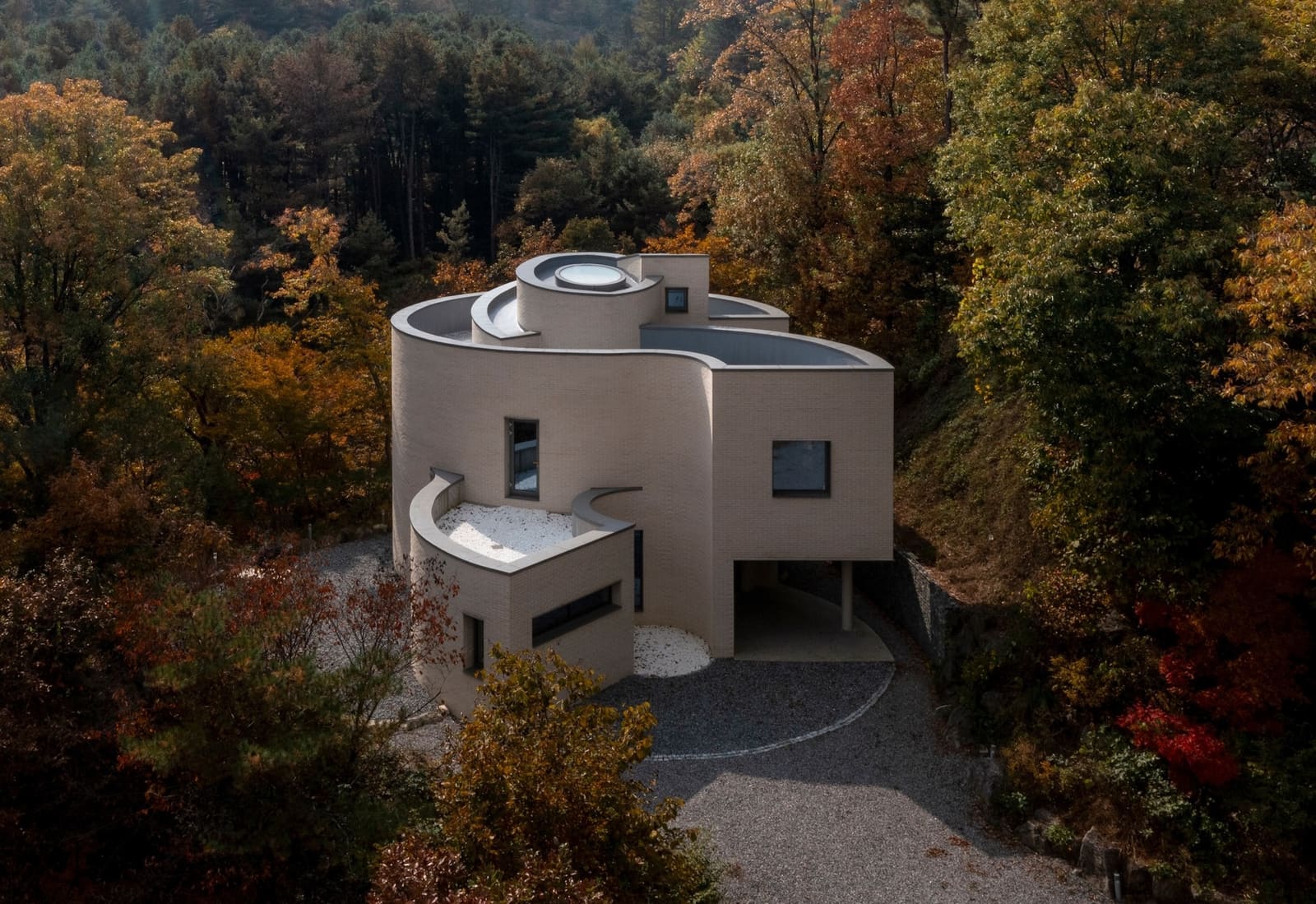 A Hideaway in the Woods That Reads the Seasons