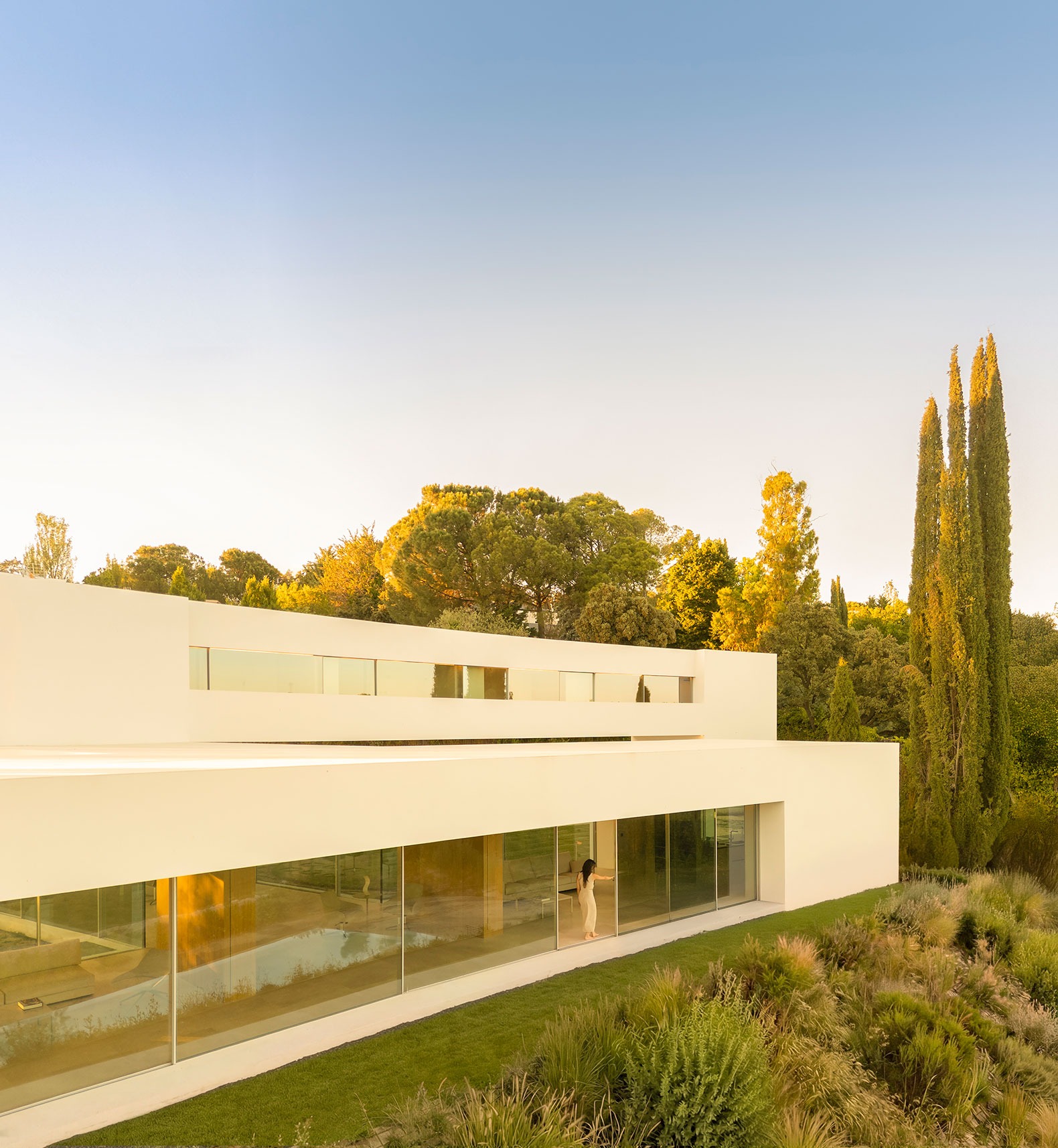 Mastering the Infinite Cantilever within the Serene Landscape of Spain