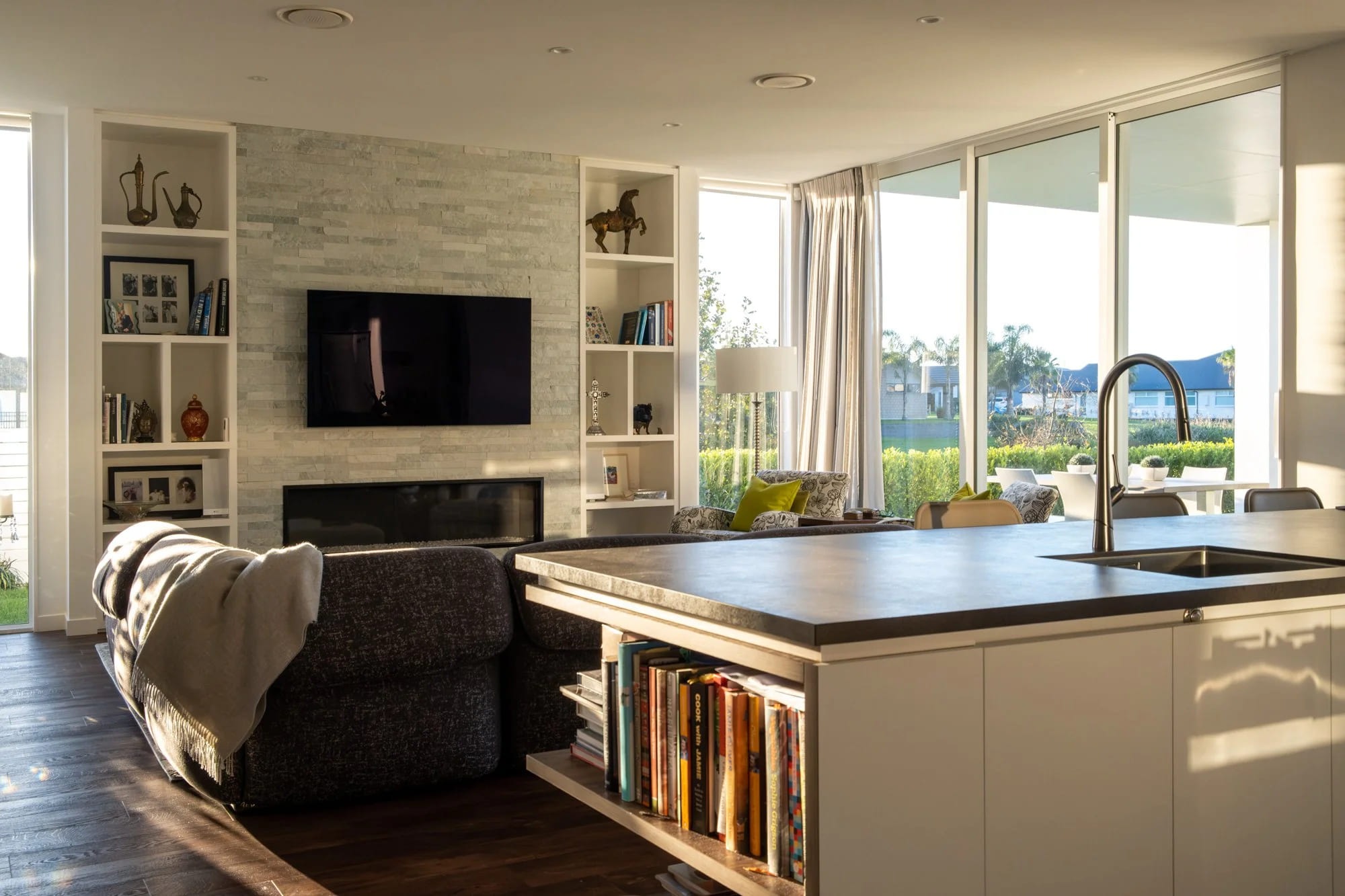 The New Zealand Dream: Arkhē Architecture Channels Palm Springs Cool in a Gabled Masterpiece