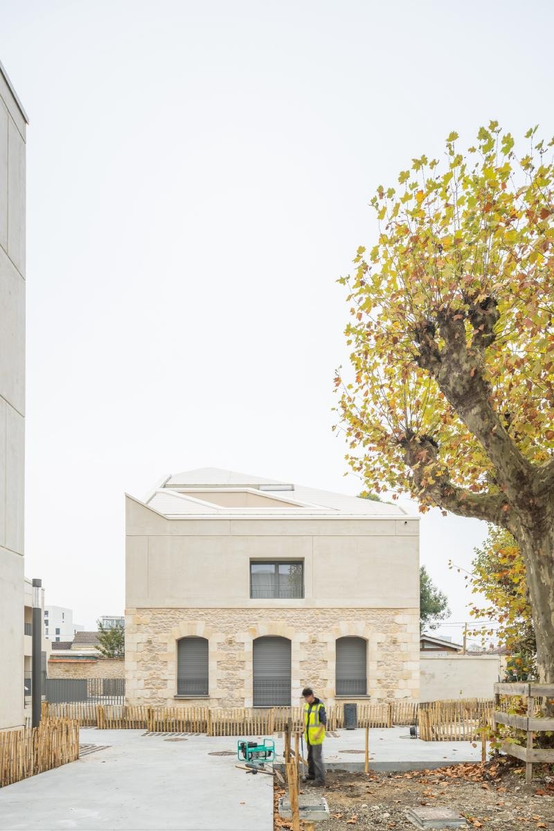 Asymmetric Peaks: OLGGA and Atelier Cambium Sculpt a Mineral Horizon in Bordeaux
