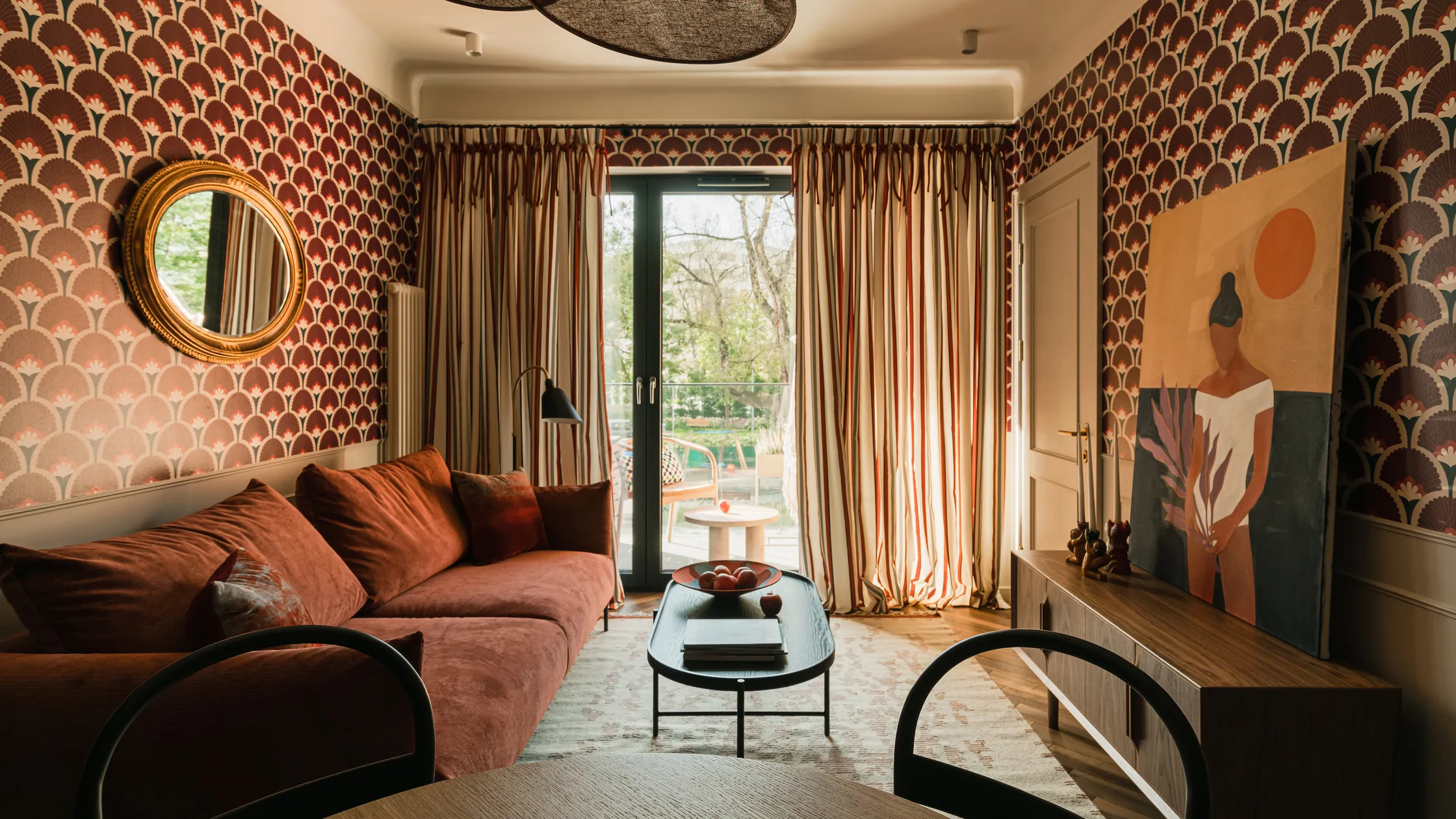 Overscaled Pattern In Small Spaces: Why Big Graphics Can Feel Calmer