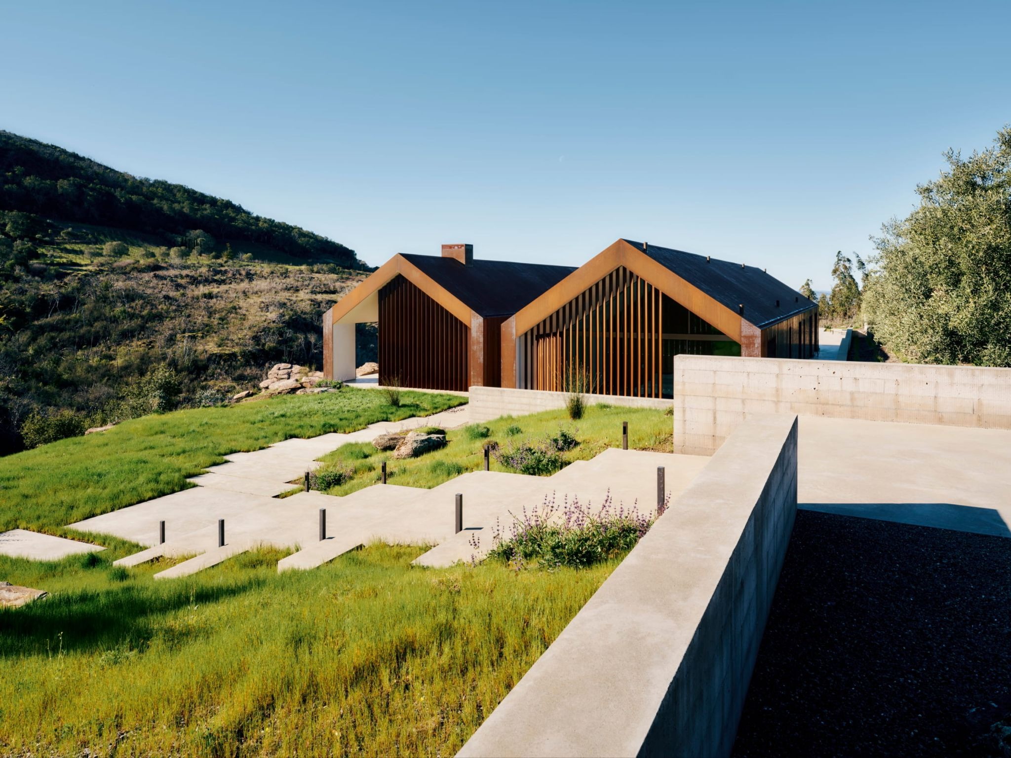The Architecture of Erasure: Edmonds + Lee Curates a State of 'Amnesia' in Napa Valley