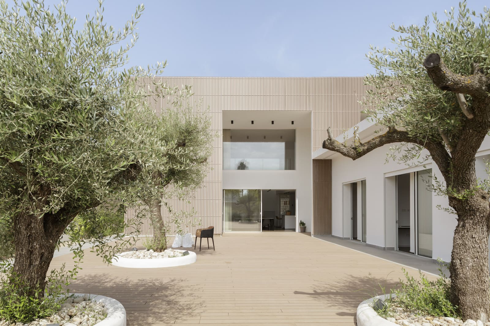 Two Volumes, One Conversation: Spain's J House Rethinks Coastal Domesticity