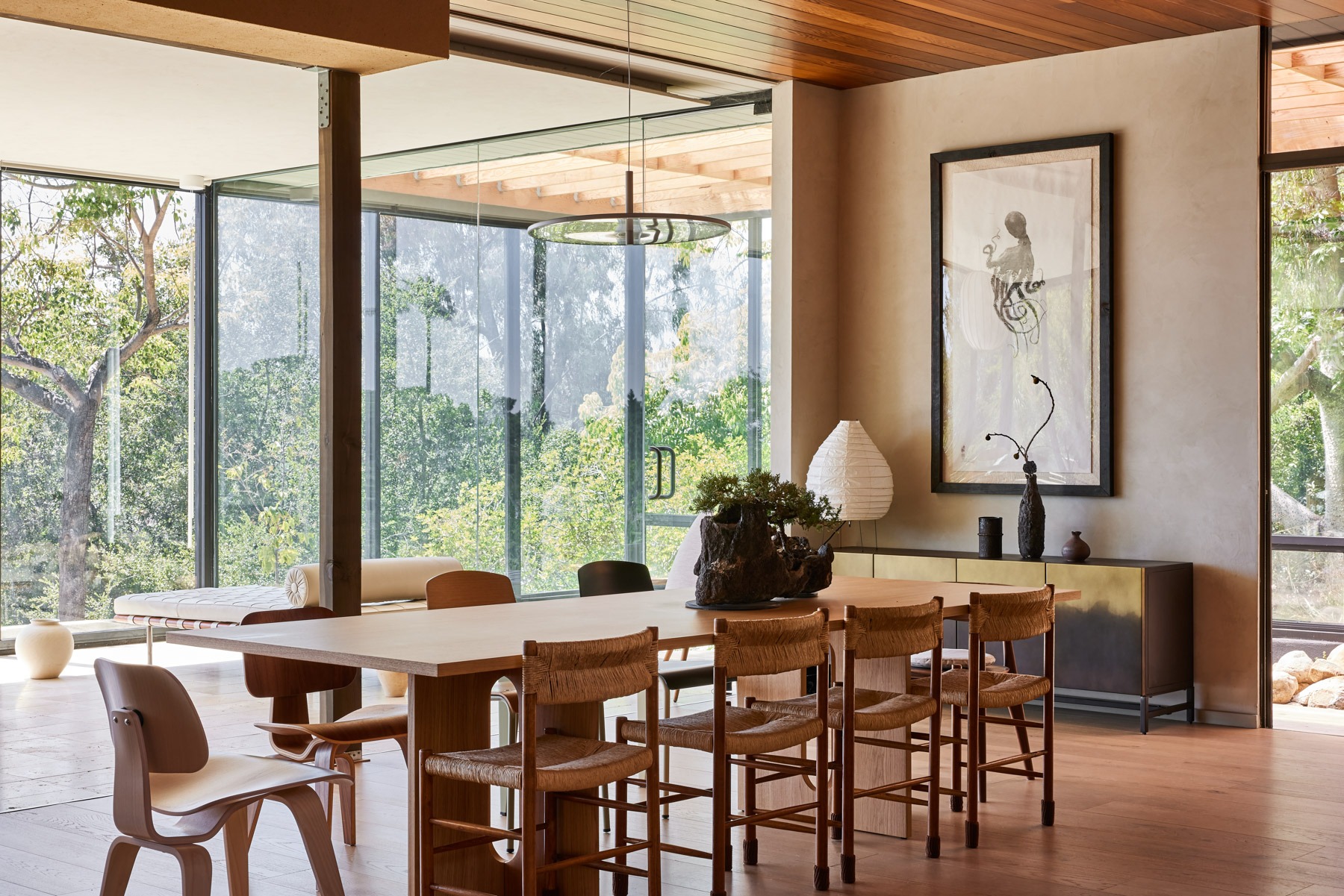 Living on the Edge of Transparency: OWIU Design’s Glass Ridge House in Los Angeles