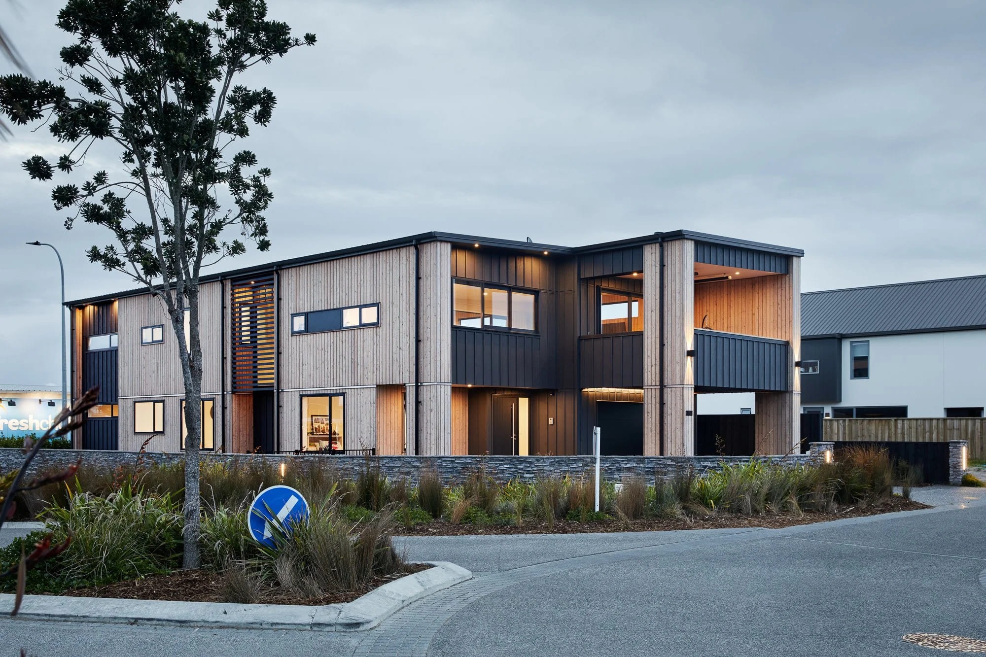 Otira Close: An Architectural Retreat Overlooking Lake Wakatipu