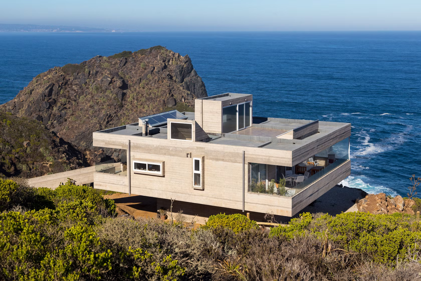 Casa Mirador Tunquén: A Chilean Cliff-House Capturing Sea & Sky