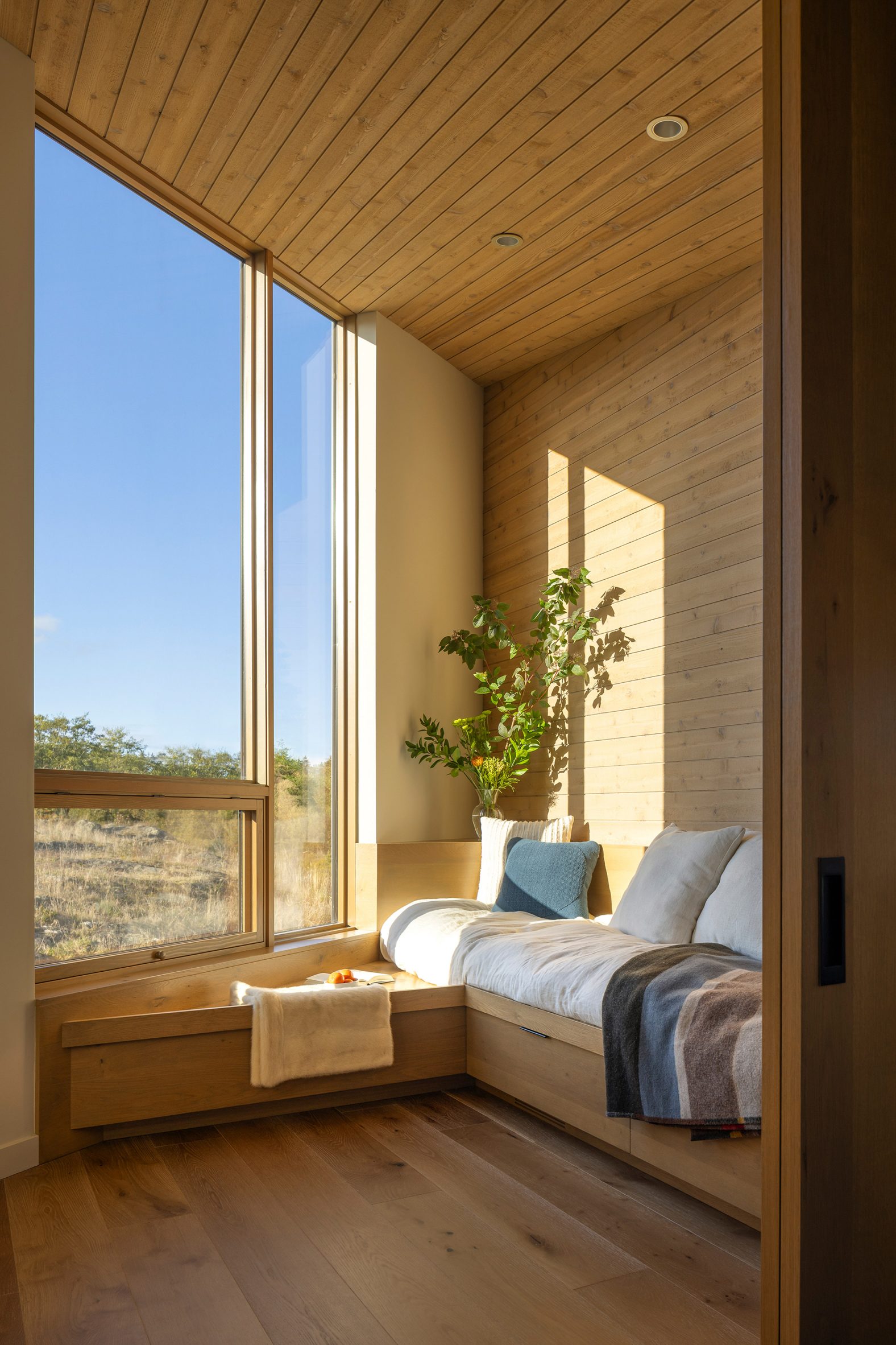 How Heliotrope Architects Made A Washington Coast Retreat That Bends With The Landscape