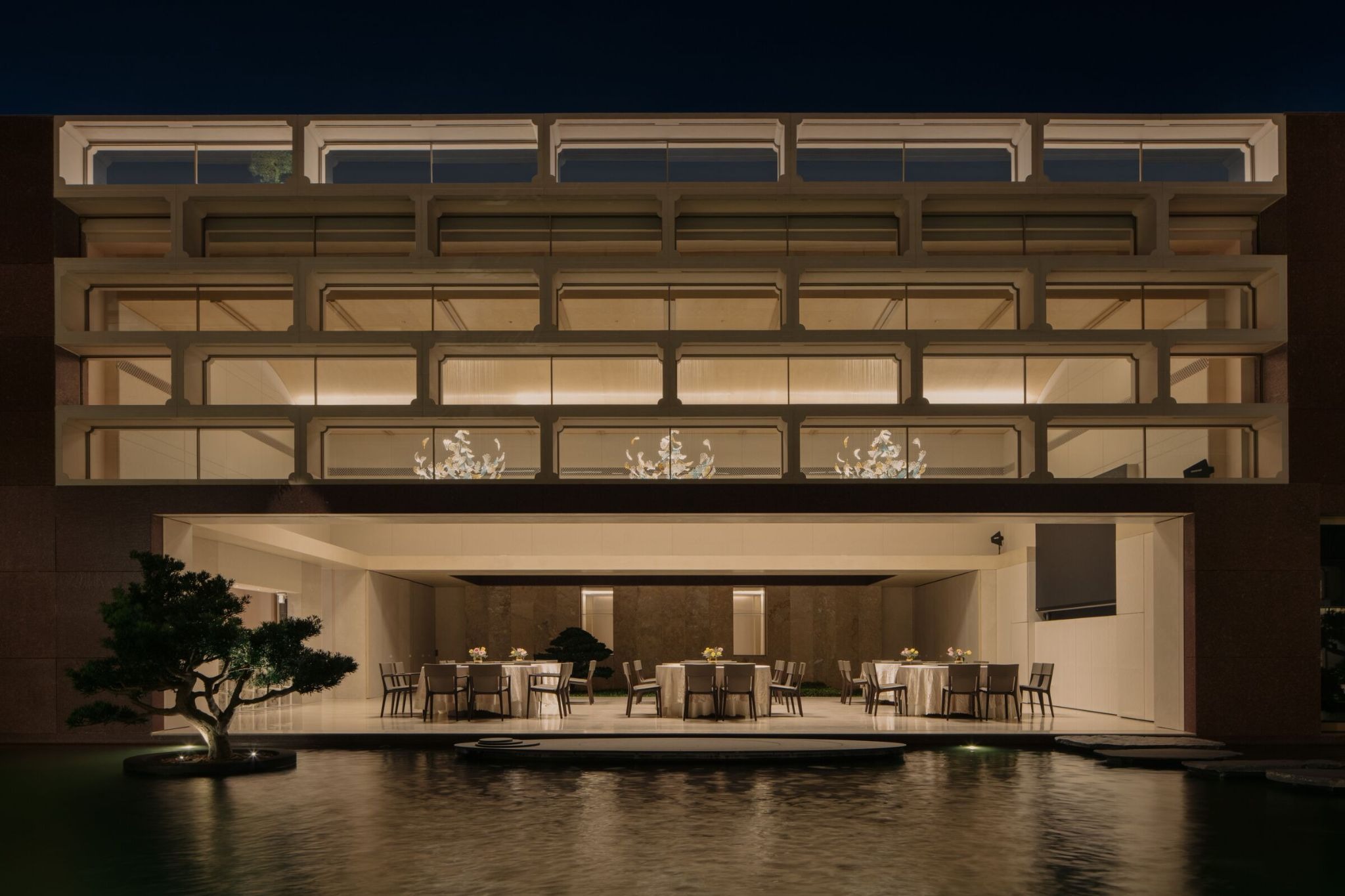 Framing Harmony: The Moongate House by Chang Architects is a Poetic Journey Through Circles