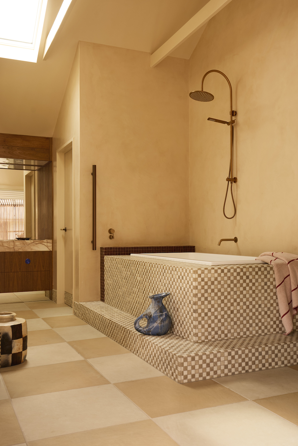 Top Picks - 8 Bathrooms Radiating Hot-tone Elegance