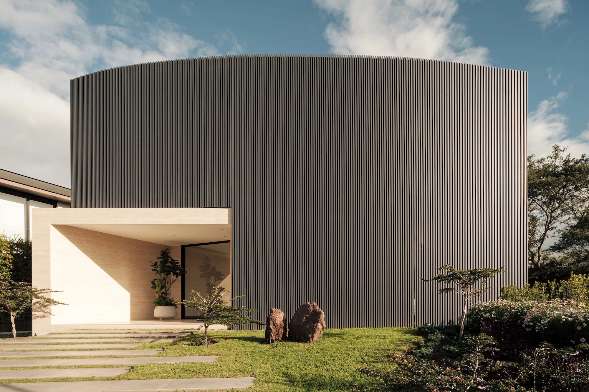 Built from the Inside Out: Casa Riba Uses a Central Tree to Frame the Andean Horizon