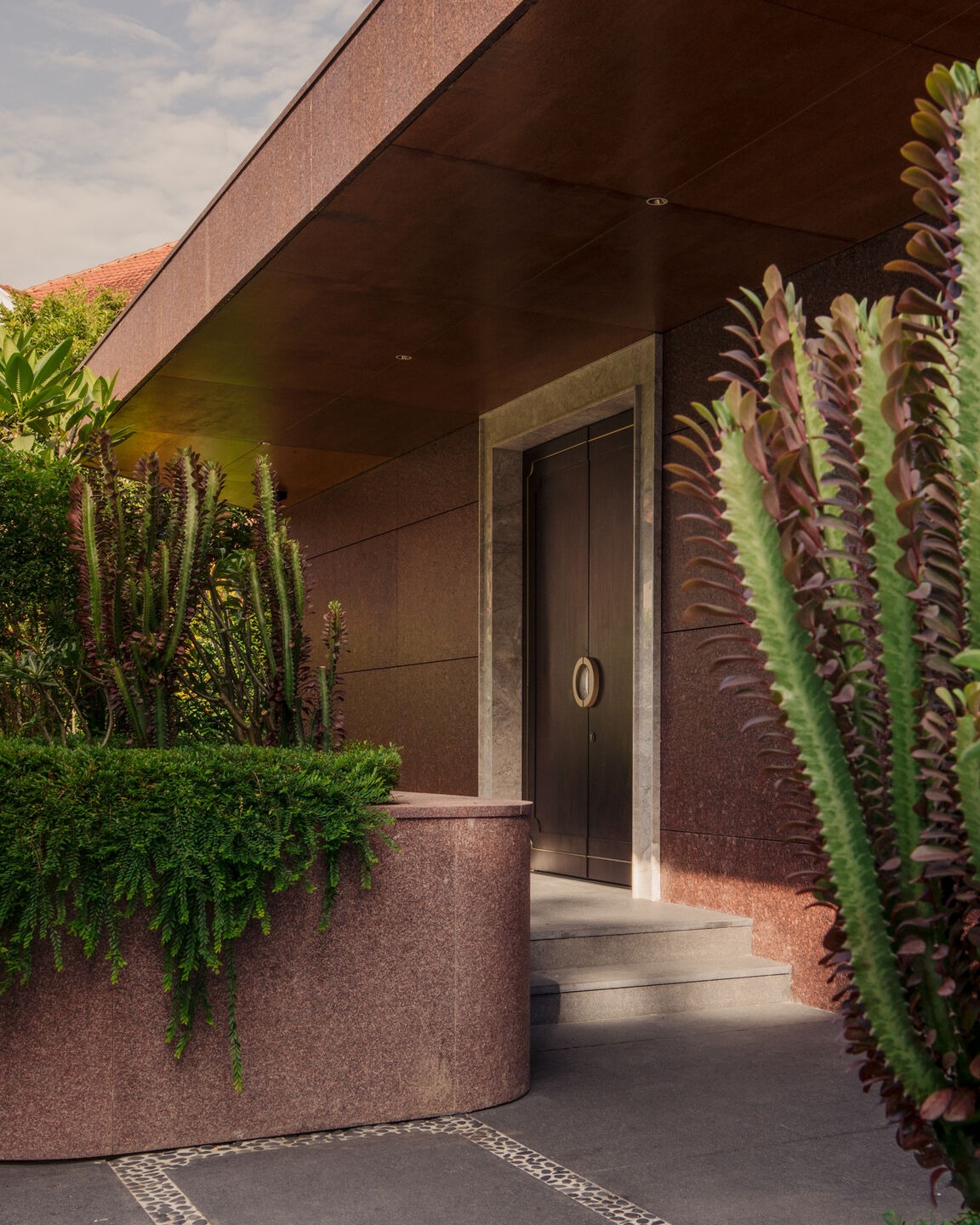 Framing Harmony: The Moongate House by Chang Architects is a Poetic Journey Through Circles