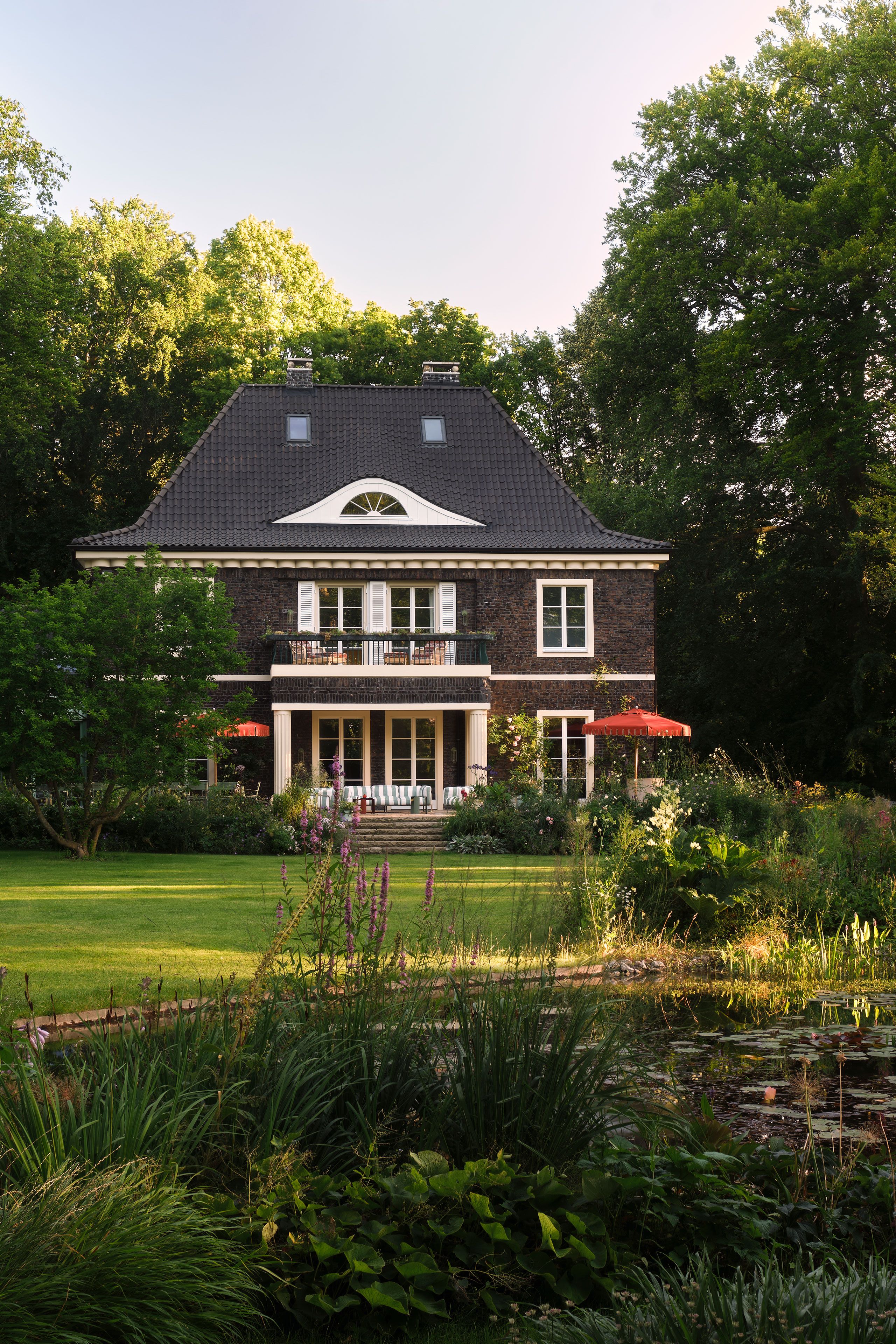 Chromatic Revival: Gisbert Pöppler Reimagines A 1920s Garden Villa In Hagen