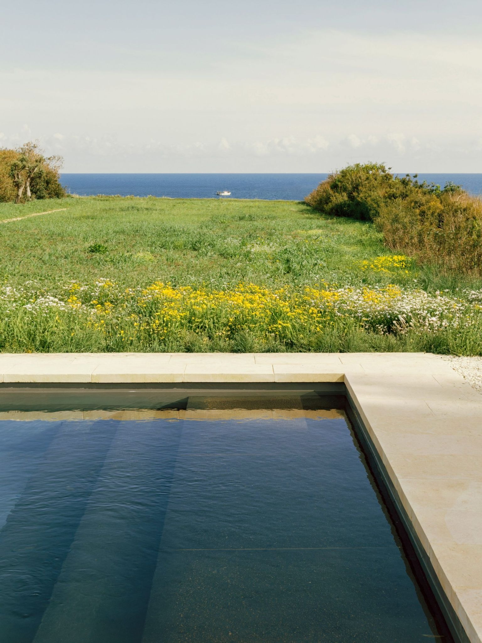 Patio House: Solum Studio’s Quiet Labyrinth by the Sea