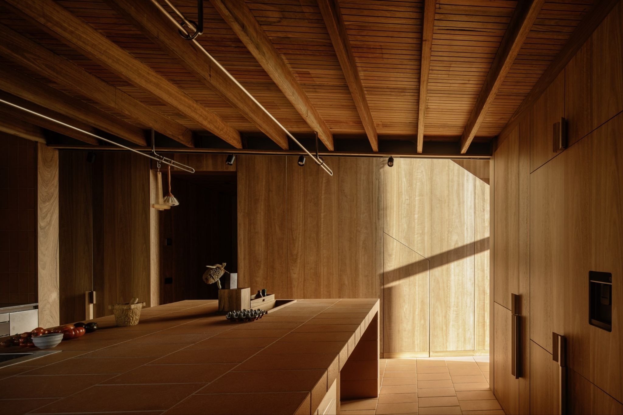 The Alchemist’s Kiln: Wardle’s Burnt Earth Beach House Rises from the Australian Soil