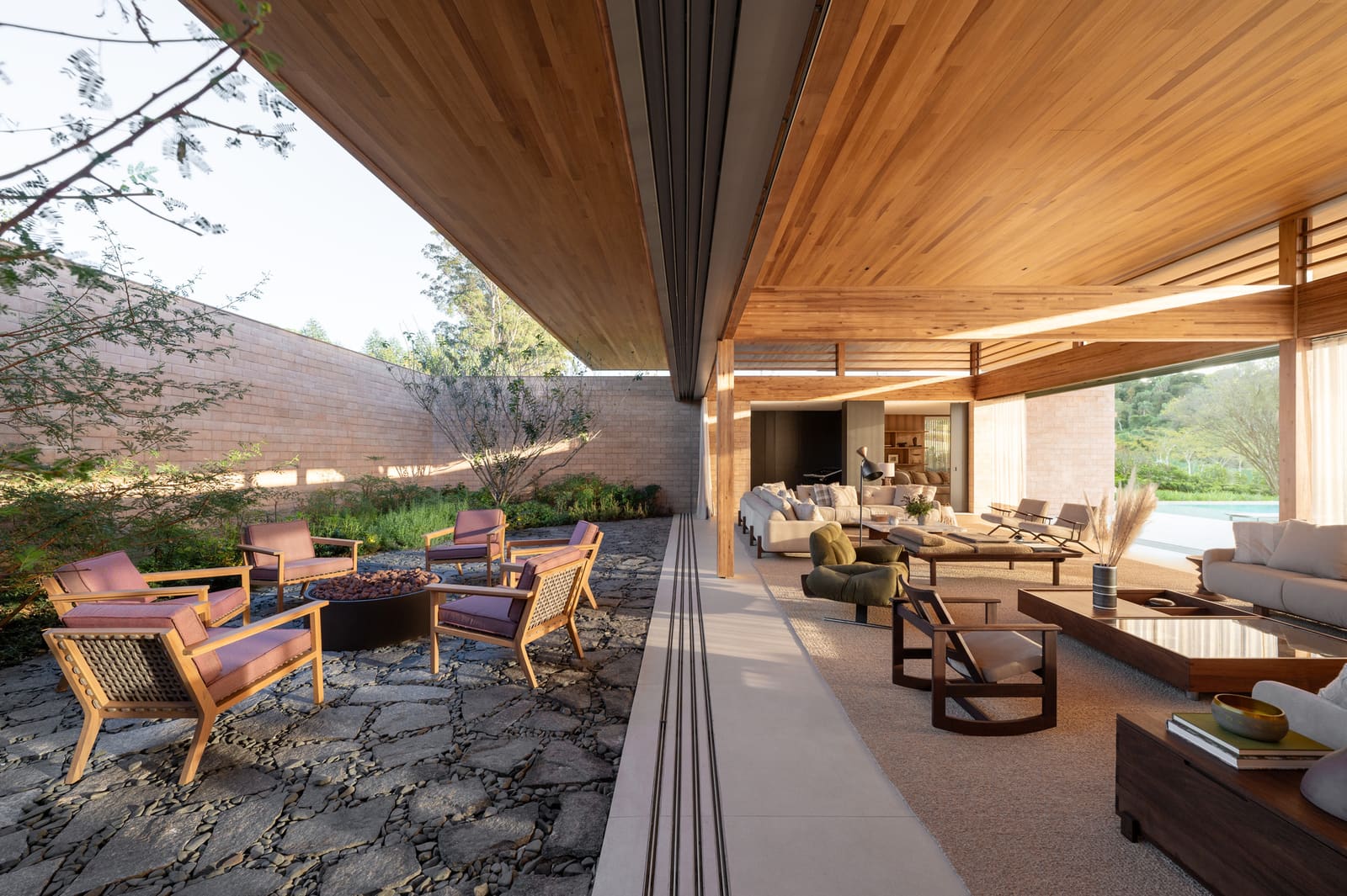 How a São Paulo Valley Home Solved the Open-Plan Puzzle