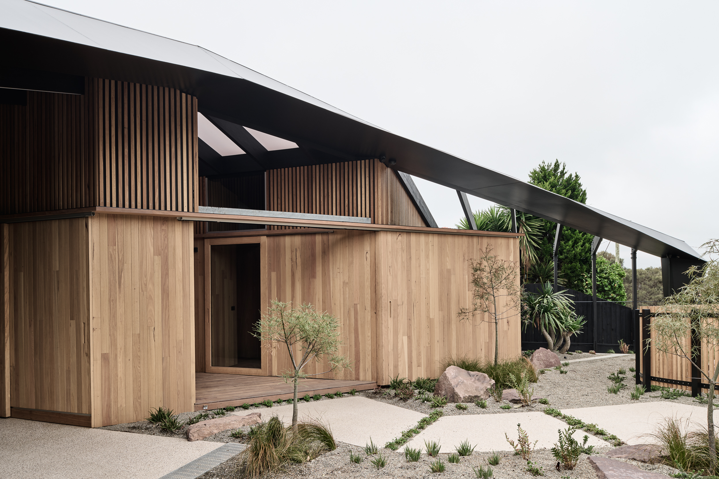 FIGR Architecture Studio’s Kross House Hovers Above Mount Martha With A Pavilion-style Layout
