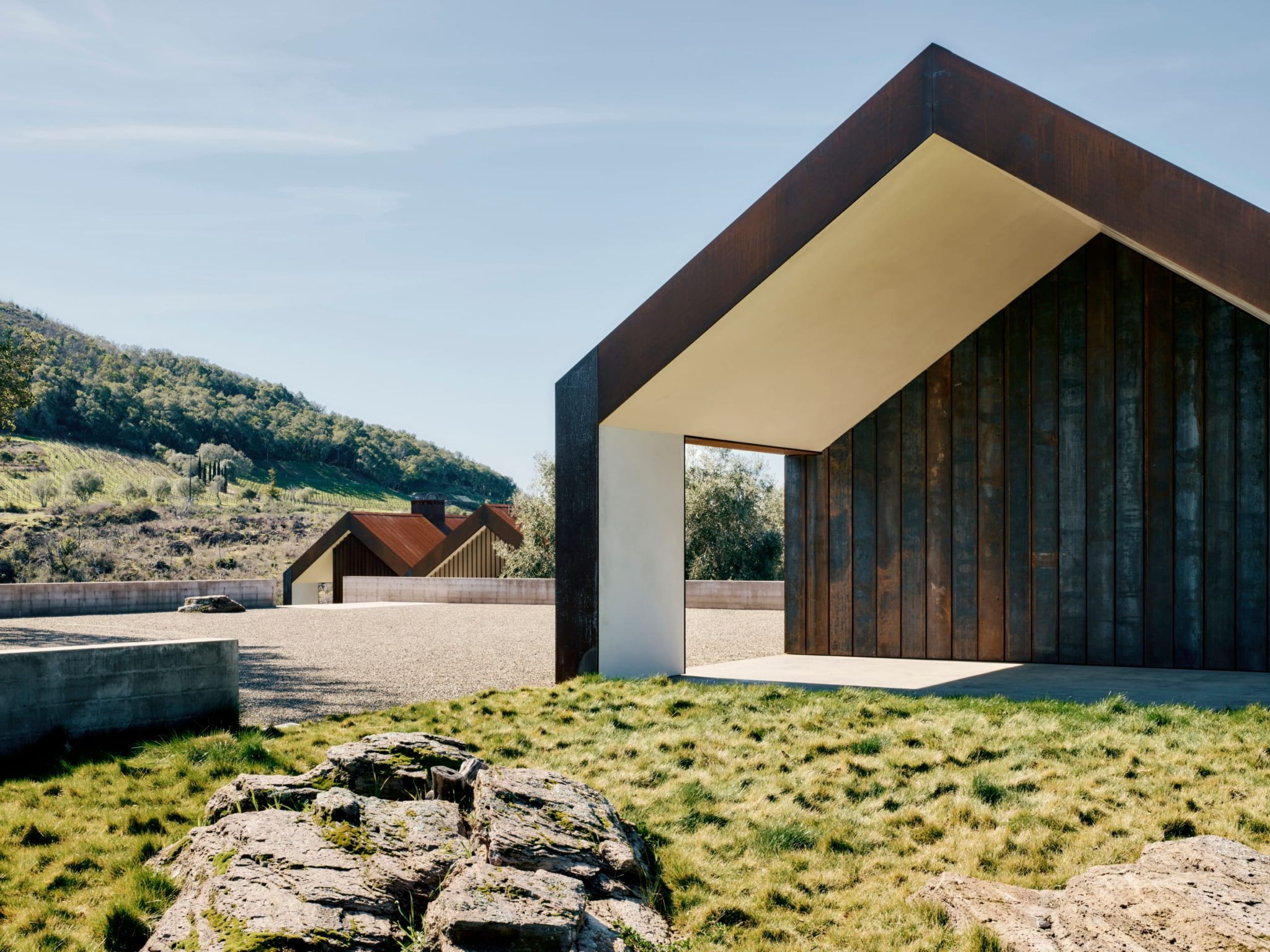 The Architecture of Erasure: Edmonds + Lee Curates a State of 'Amnesia' in Napa Valley
