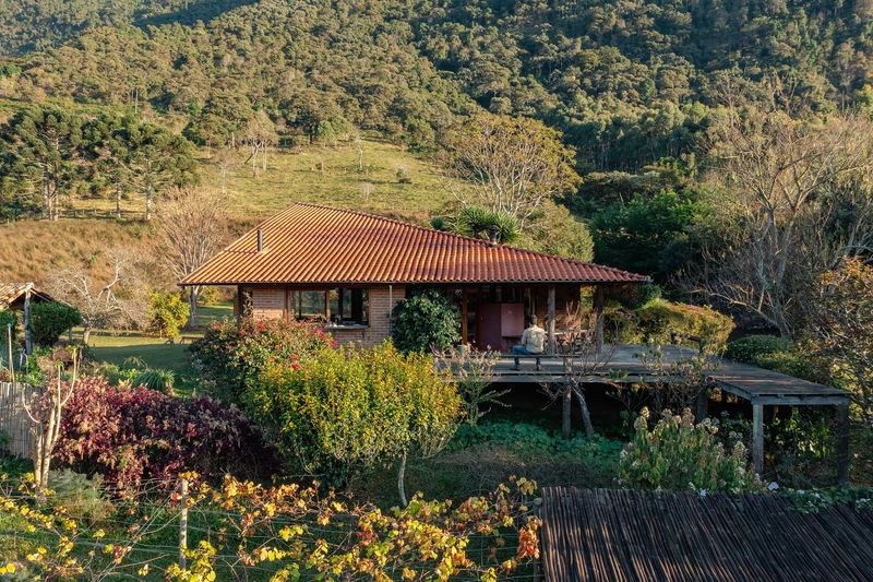 Building Into the Slope: A Mountain Plateau Residence in Minas Gerais