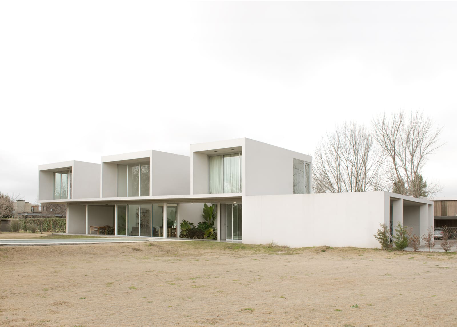 How a 38-Meter Wall Redefines Privacy in Suburban Argentina