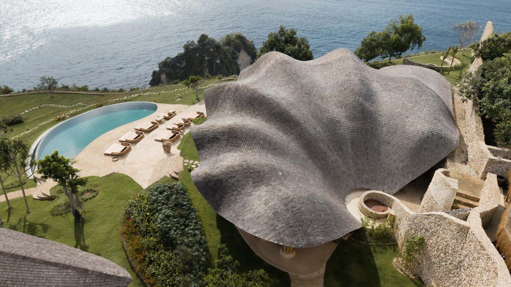 The Living Structure: Pablo Luna’s Intaaya Retreat Dissolves into the Indonesian Landscape