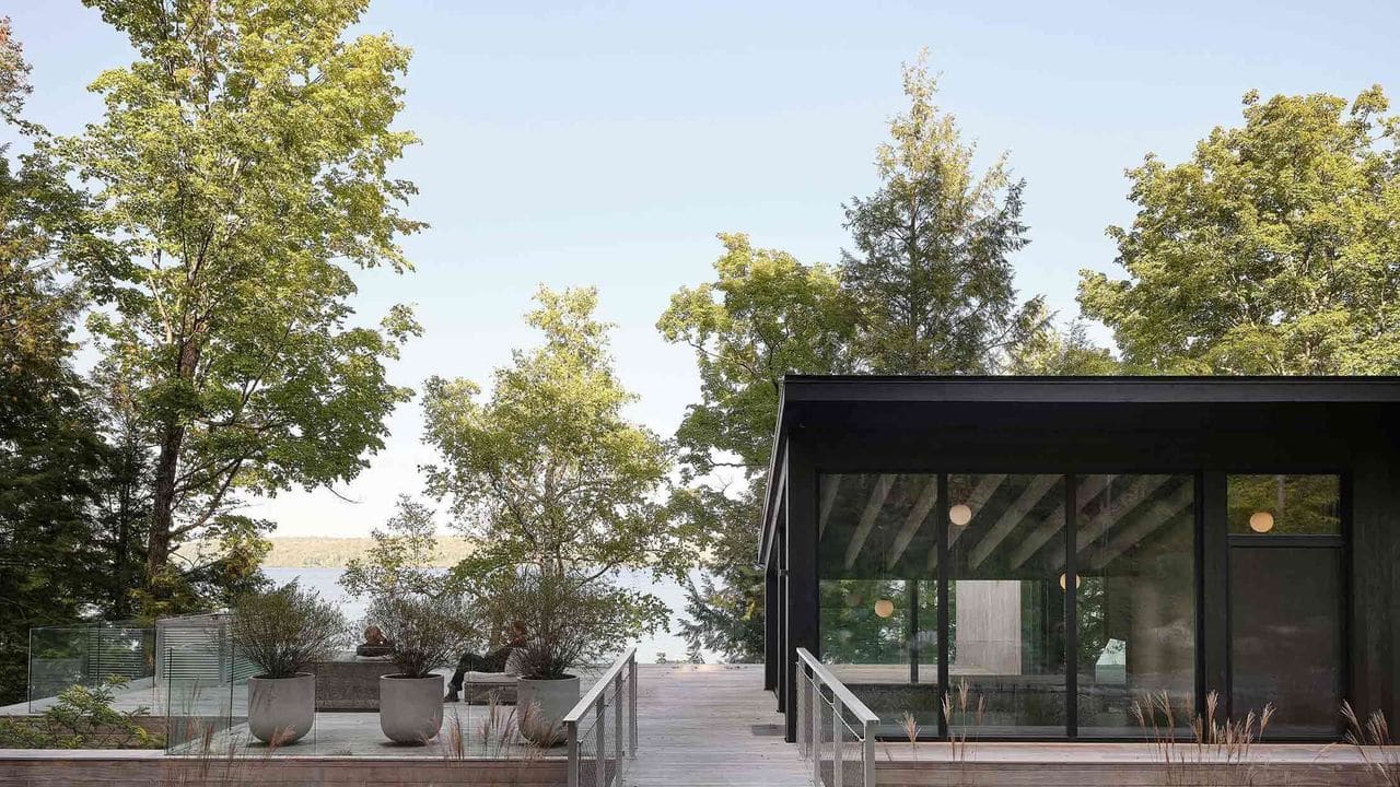How a Quebec House Carves Horizontal Repose Into a Vertical Site