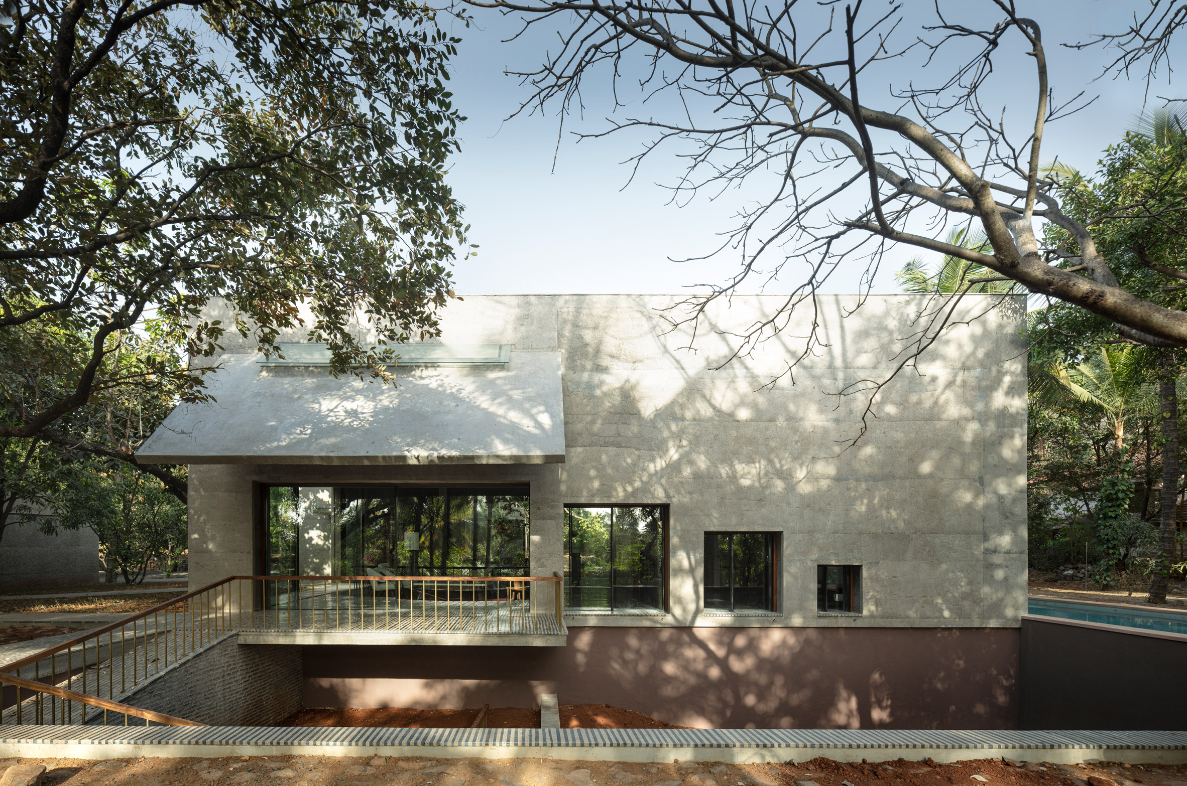 Top Picks - 10 Striking Brutalist Houses That Redefine Concrete Architecture