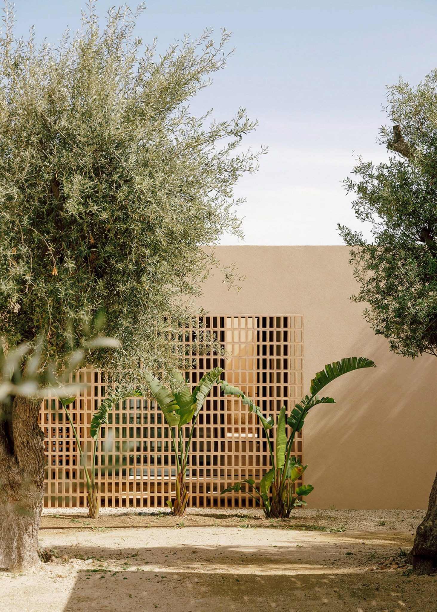 Patio House: Solum Studio’s Quiet Labyrinth by the Sea