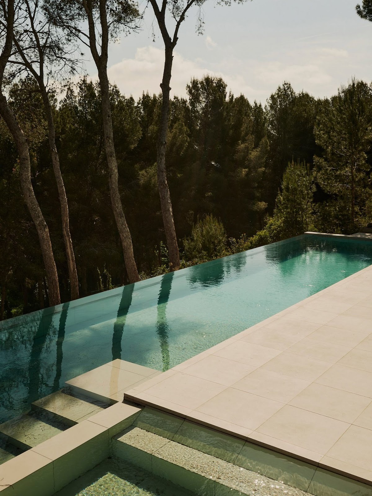 House in Cala Tamarit by Rául Sánchez Architects: A Coastal Home Built from Angles, Light and Memory