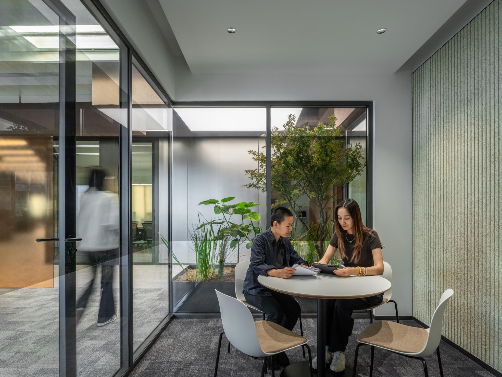 Publicis Shanghai: An Open-plan Office Borrowing From Courtyard Typology