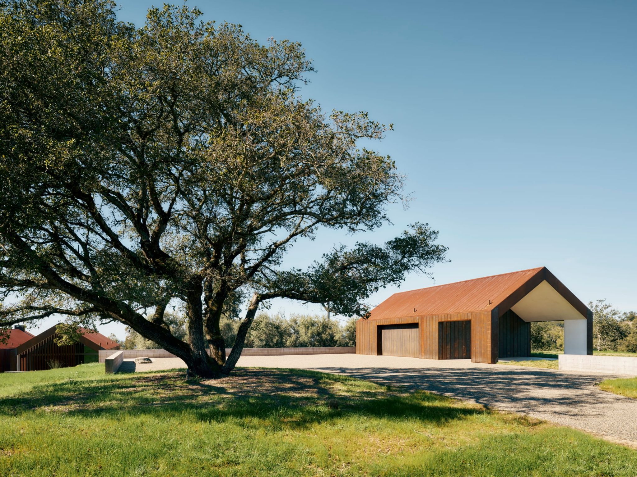 The Architecture of Erasure: Edmonds + Lee Curates a State of 'Amnesia' in Napa Valley