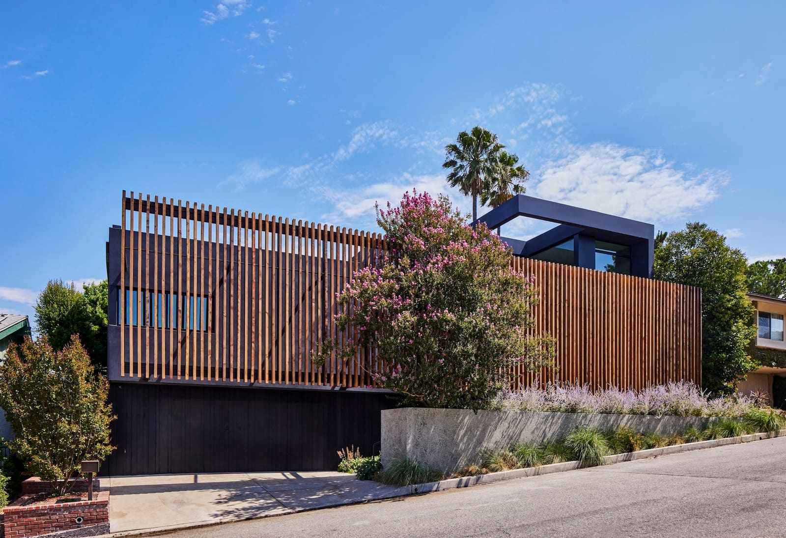 Building Between Granite and Oak: A Hillside House That Lets the Landscape Lead