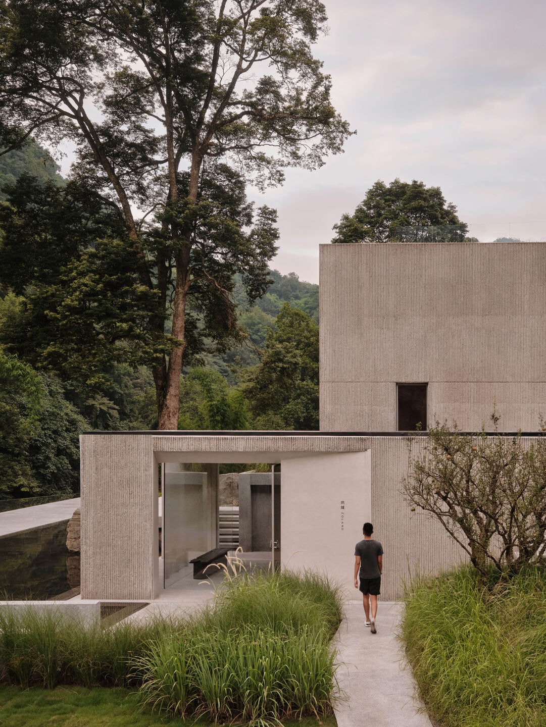 Zolan de Mei: A Contemporary Retreat Shaped by Landscape and Quiet Ritual