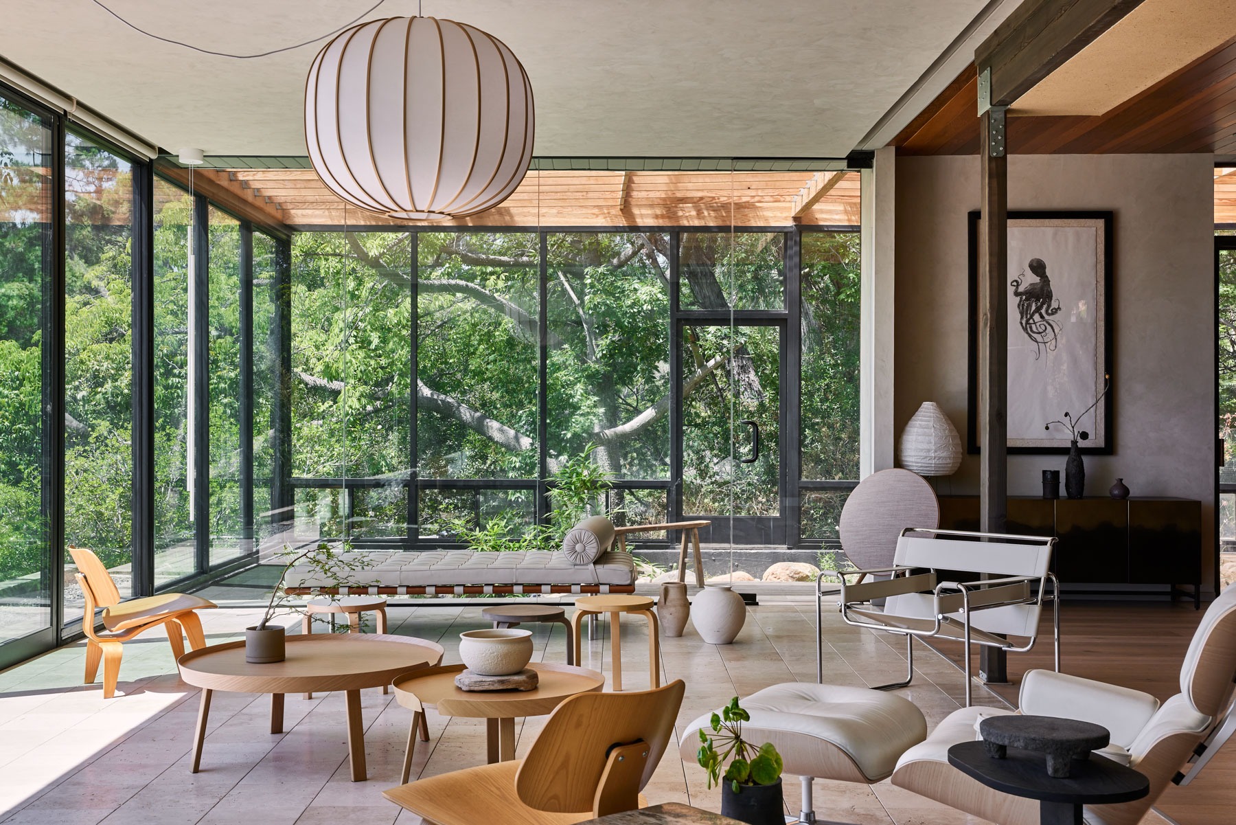 Living on the Edge of Transparency: OWIU Design’s Glass Ridge House in Los Angeles