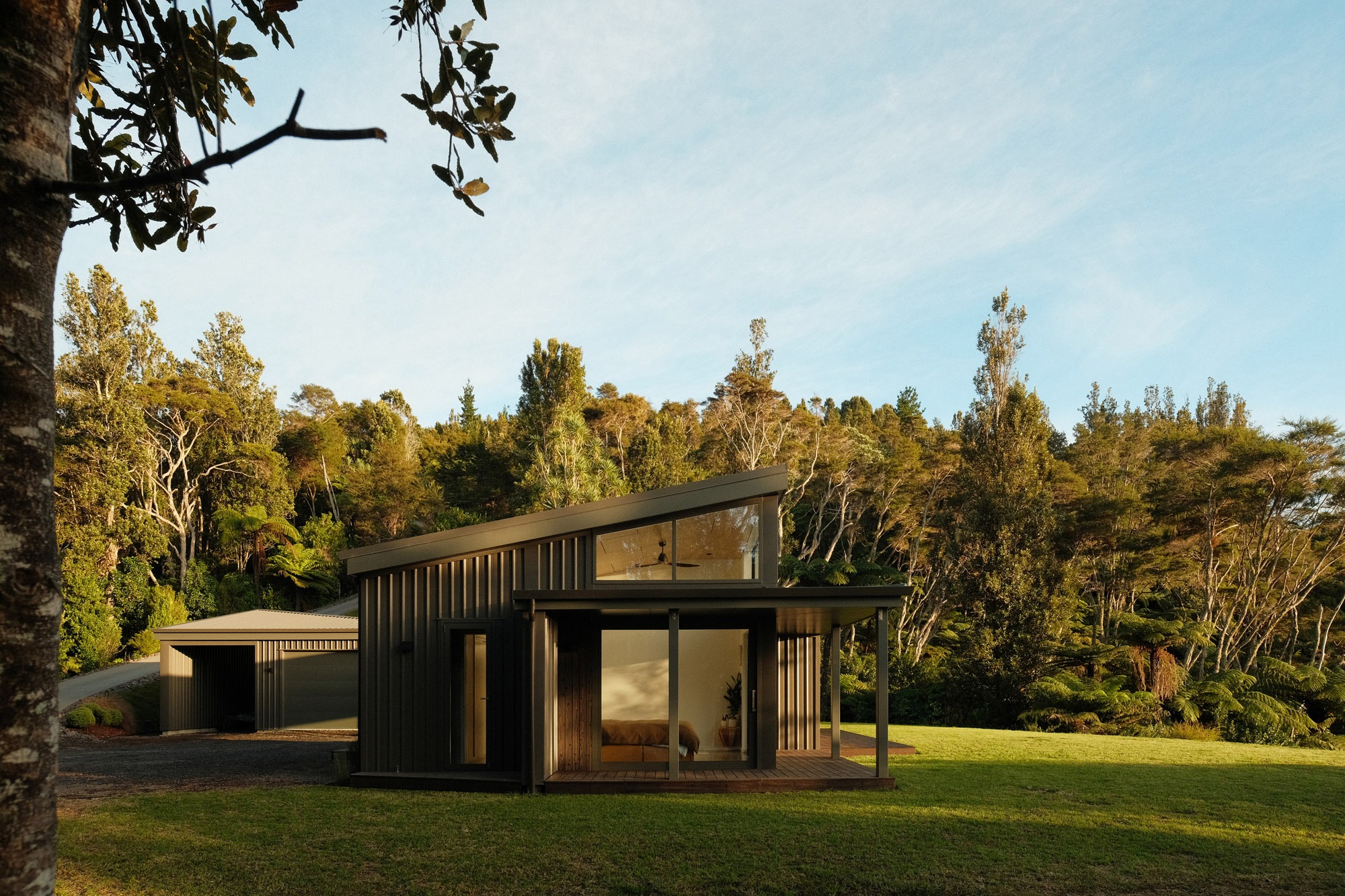 Arkhē’s Kokako Heights Defines Durable, Low-Energy Living on the Edge
