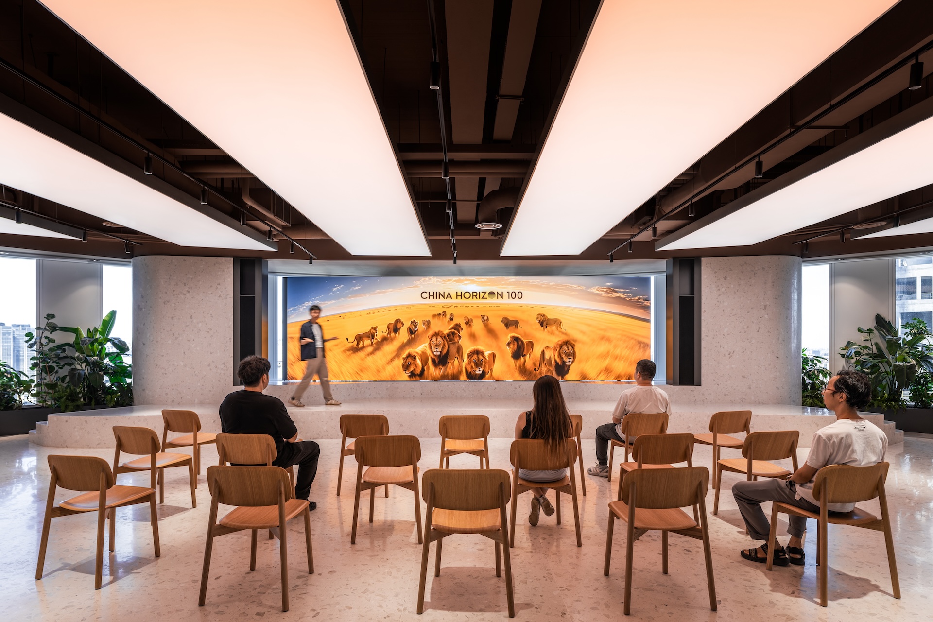 Publicis Shanghai: An Open-plan Office Borrowing From Courtyard Typology